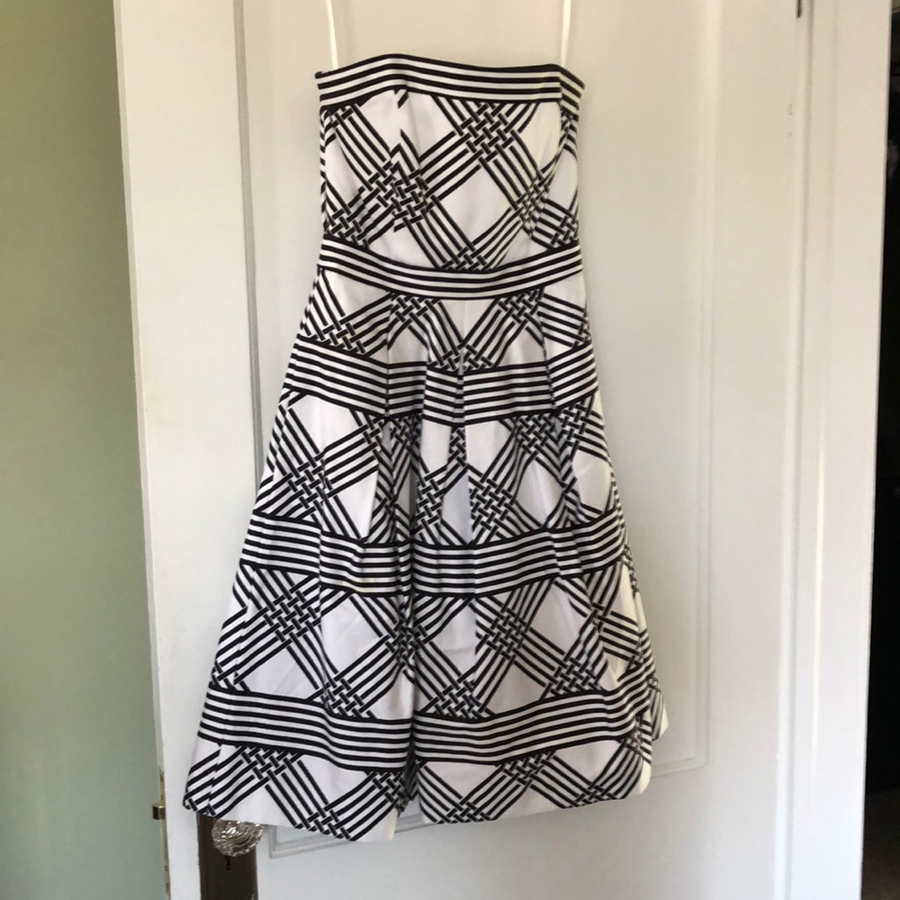 Like new WHBM 00 dress. Adorable with pockets!